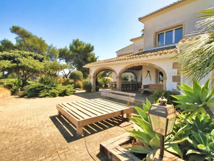 Impresionante Villa Mediterránea con Vistas Panorámicas al Mar de Jávea