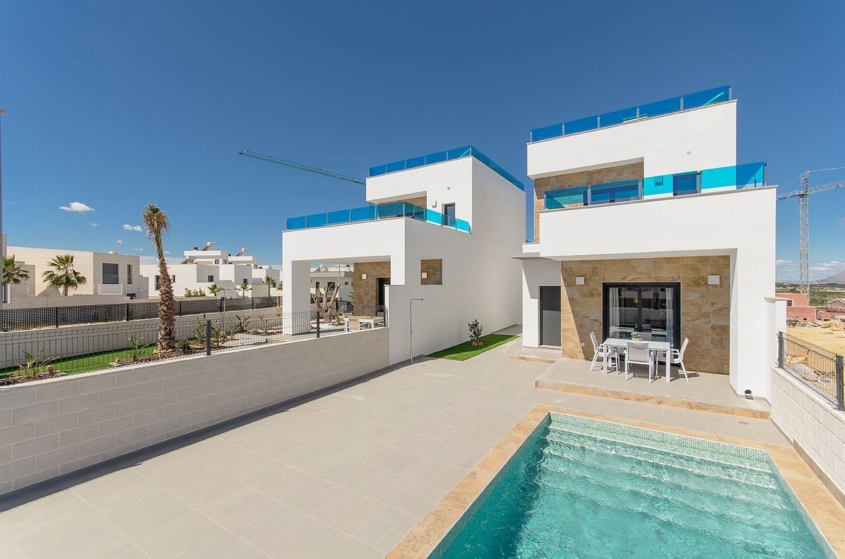 Chalet moderno con vistas al mar y a la montaña en Polop