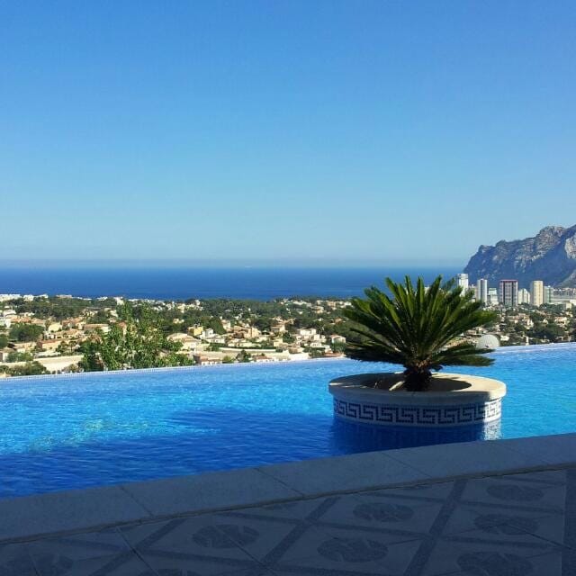 VILLA CON IMPRESIONANTES VISTAS AL MAR Y A LA COSTA