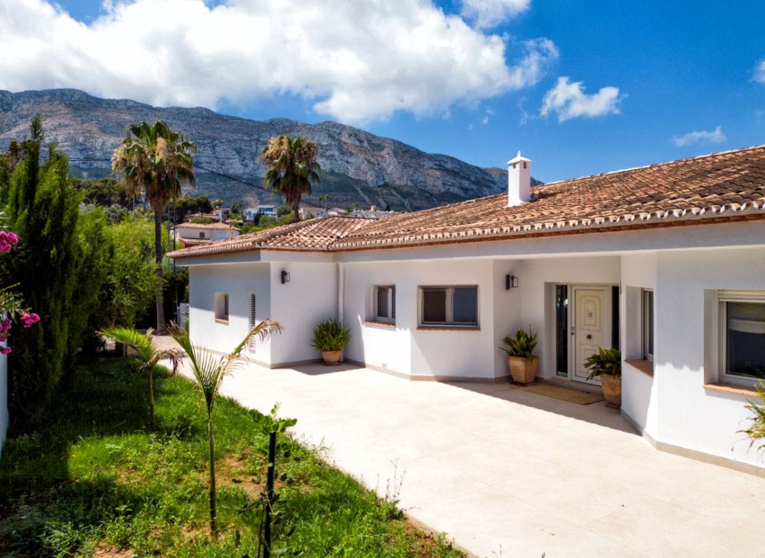 Villa zum Verkauf mit 4 Schlafzimmern und Pool in Denia, Alicante