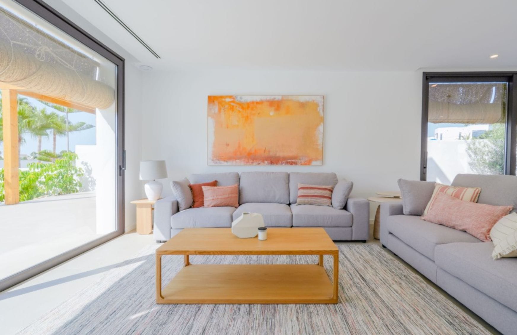 Villa ibicenca de obra nueva con vistas al mar en Moraira