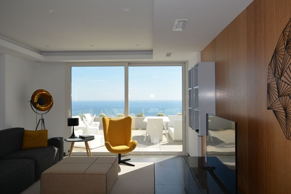 Precioso Apartamento de lujo que disfruta de la espectacularidad de las vistas al mar.-