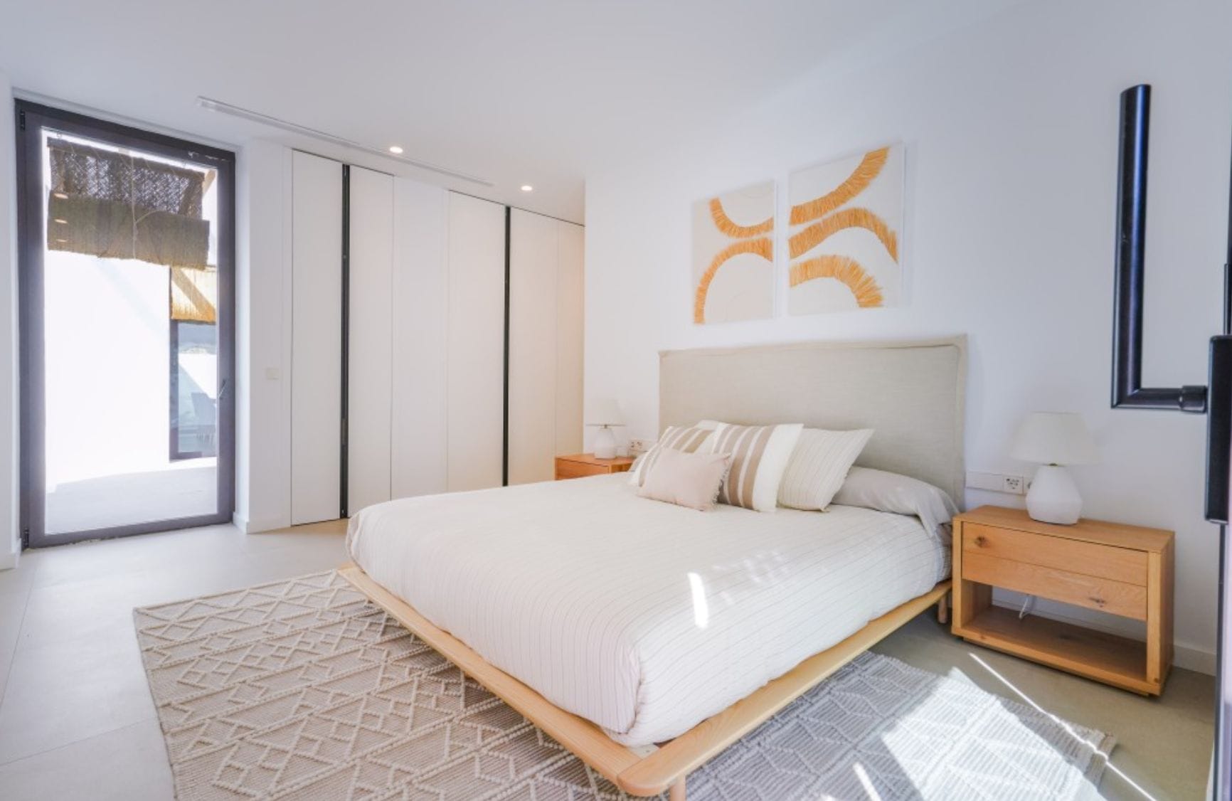 Villa ibicenca de obra nueva con vistas al mar en Moraira