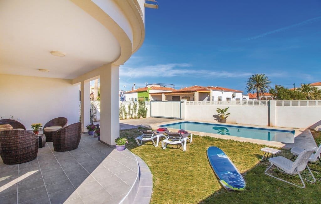 PRECIOSA VILLA MODERNA JUNTO AL MAR