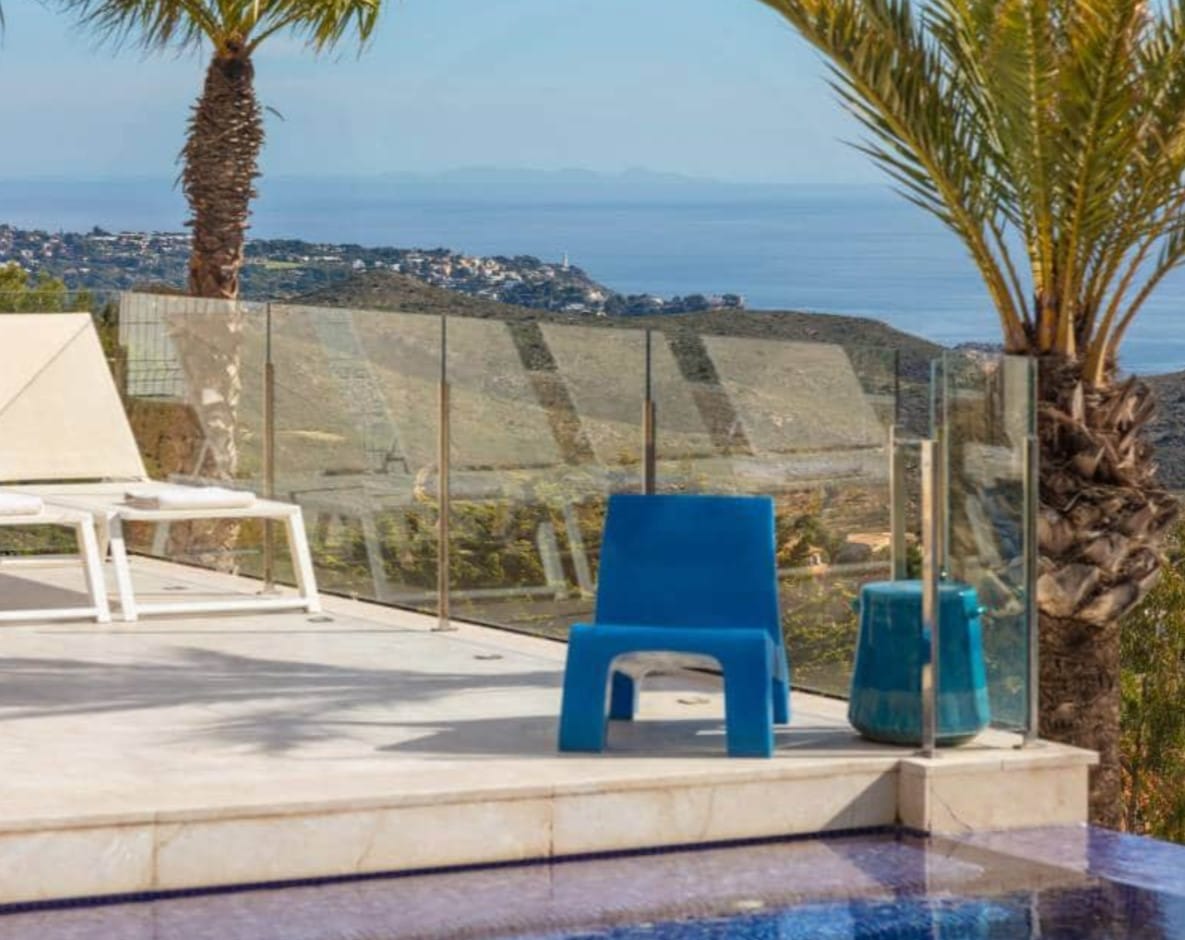 Villa de lujo con vistas panorámicas al mar en Moraira – diseño moderno, piscina climatizada