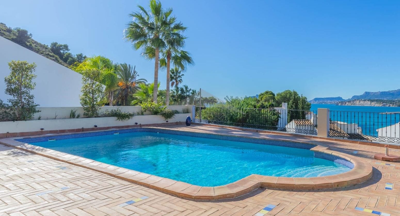 Extraordinair villa met zwembad en tuin, 4 slaapkamers.