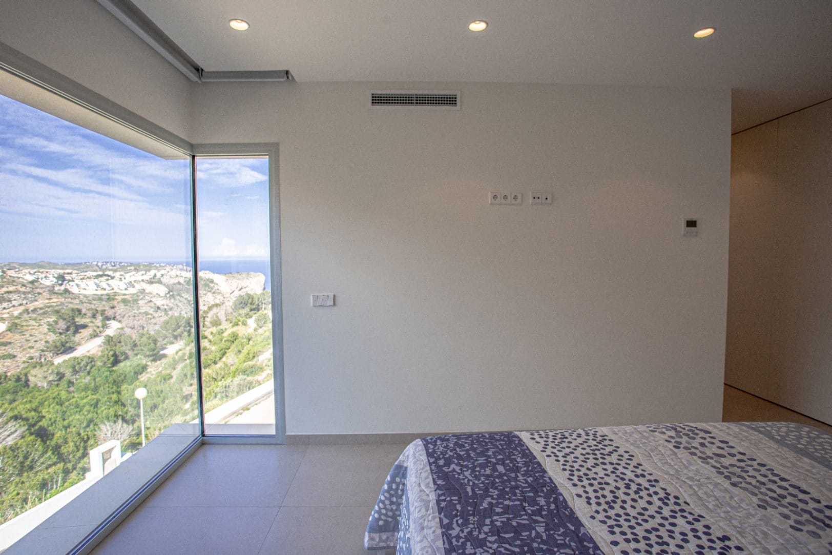 Villa contemporánea de obra nueva en Moraira con vistas panorámicas al mar y alta eficiencia energética