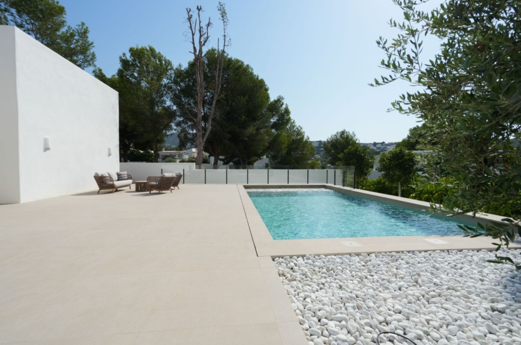 Villa ibicenca de obra nueva con vistas al mar en Moraira