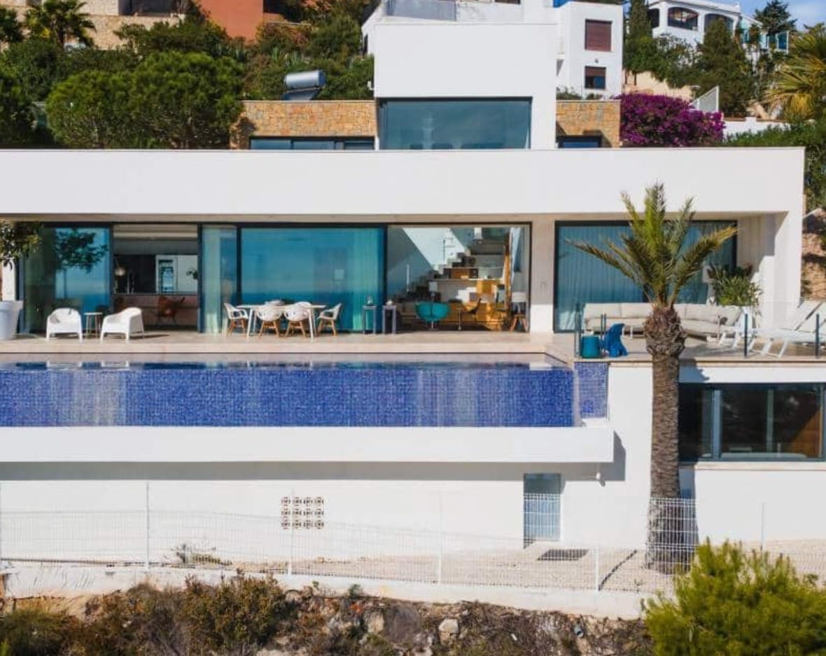 Villa de lujo con vistas panorámicas al mar en Moraira – diseño moderno, piscina climatizada