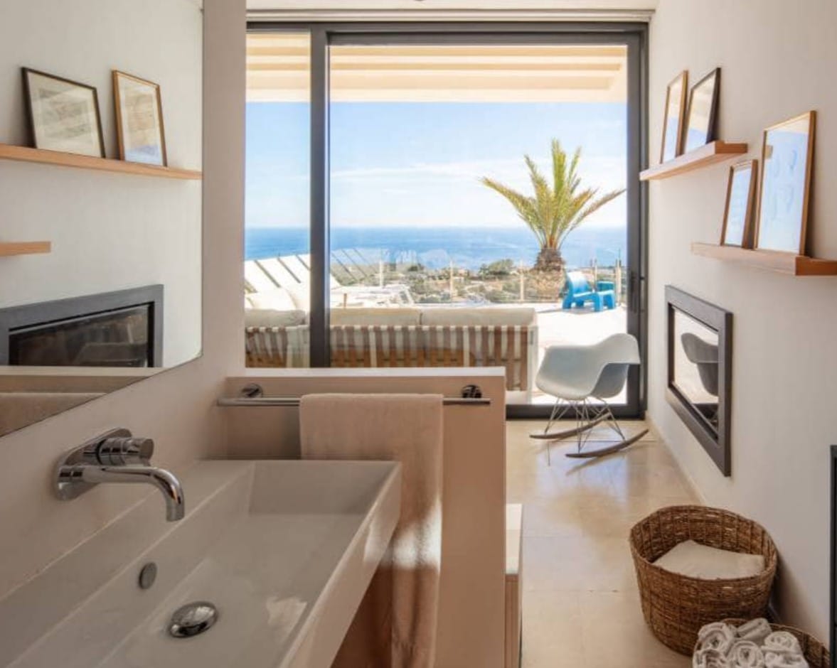 Villa de lujo con vistas panorámicas al mar en Moraira – diseño moderno, piscina climatizada