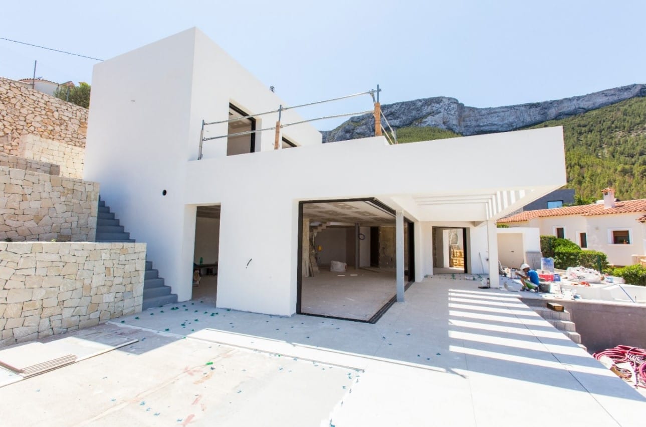 Villa Moderna en Construcción con Vistas al Mar en Dénia