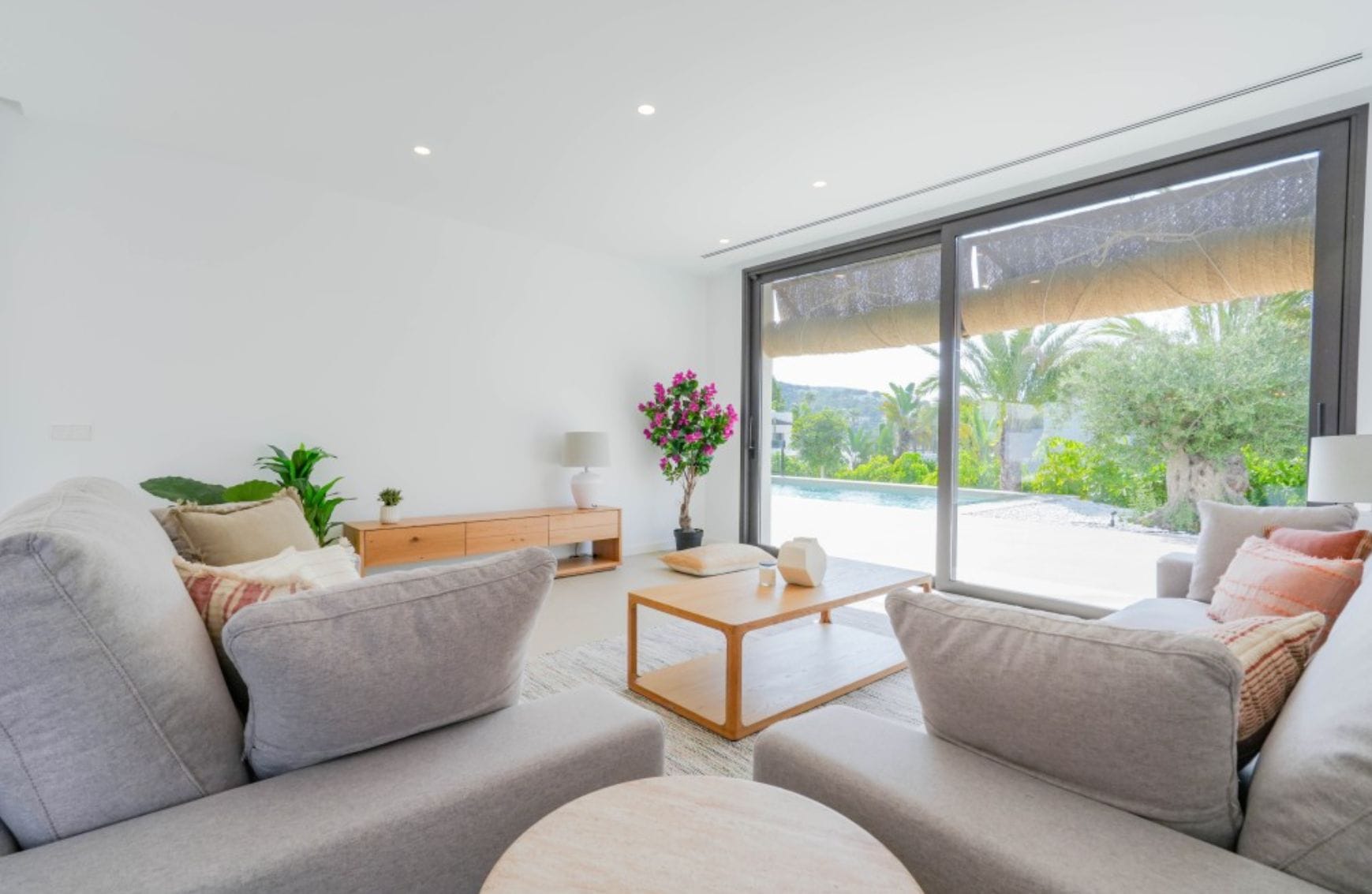 Villa ibicenca de obra nueva con vistas al mar en Moraira