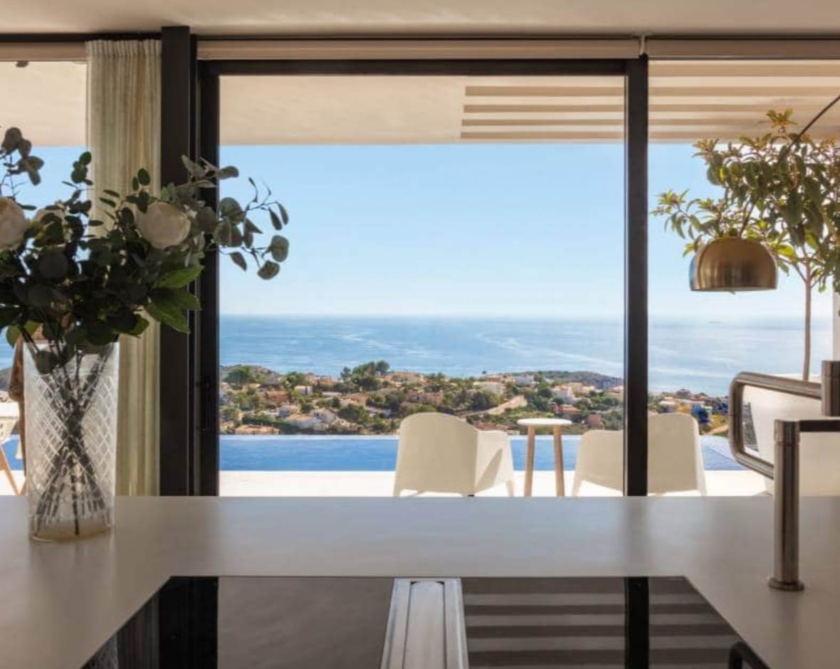 Villa de lujo con vistas panorámicas al mar en Moraira – diseño moderno, piscina climatizada