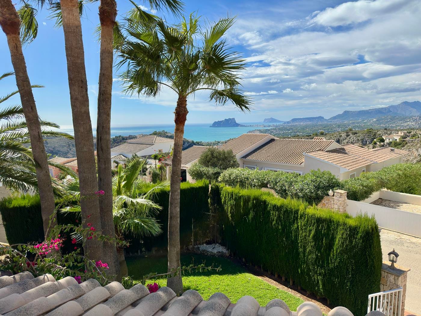 Villa con jardín, piscina privada y vistas al mar en Cumbre del Sol