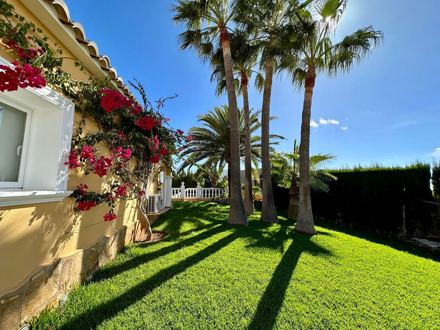 Villa con jardín, piscina privada y vistas al mar en Cumbre del Sol