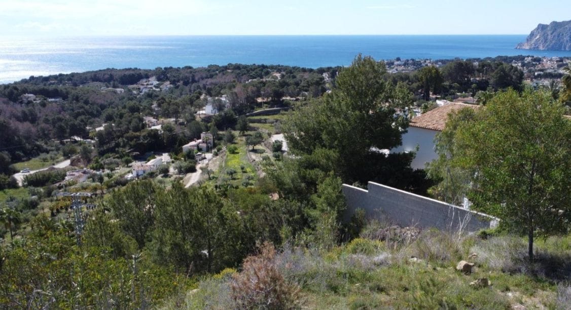 Exclusiva parcela con vistas panorámicas al mar en Benisa