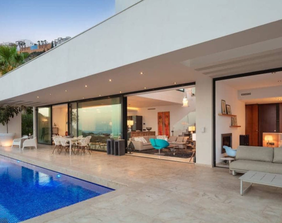 Villa de lujo con vistas panorámicas al mar en Moraira – diseño moderno, piscina climatizada