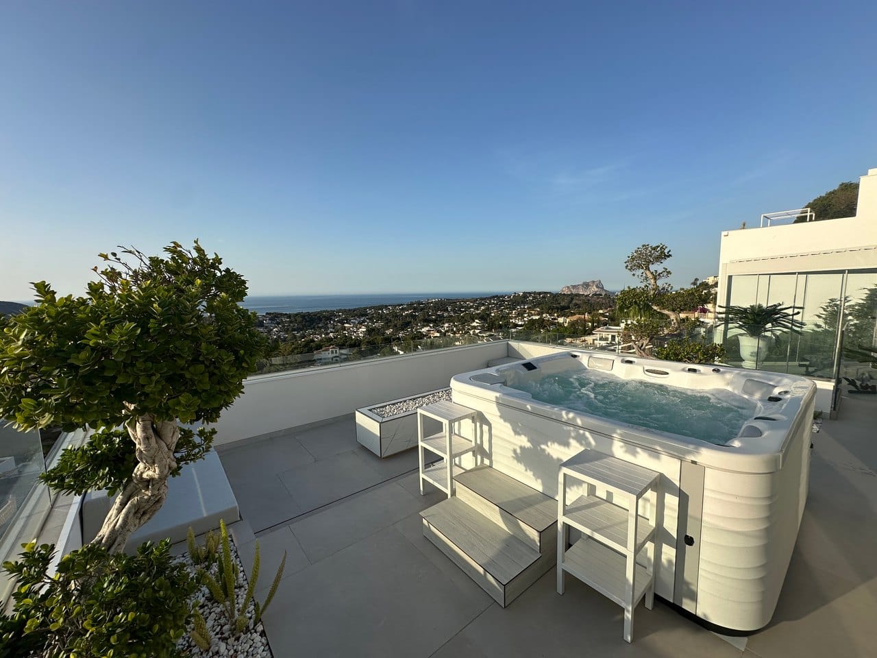 Espectacular villa de lujo con vistas al mar en Moraira, terrazas panorámicas, piscina infinity y azotea wellness