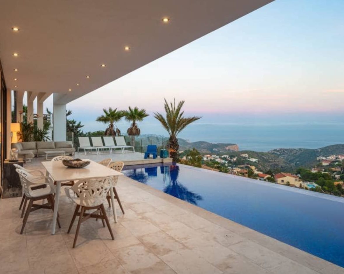 Villa de lujo con vistas panorámicas al mar en Moraira – diseño moderno, piscina climatizada