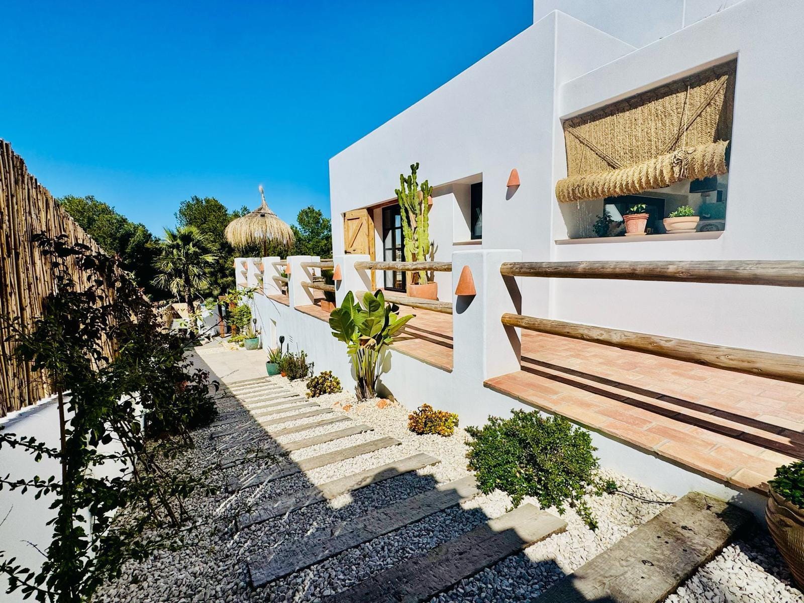 Exclusiva villa moderna en Jávea con vistas al mar y al Montgó