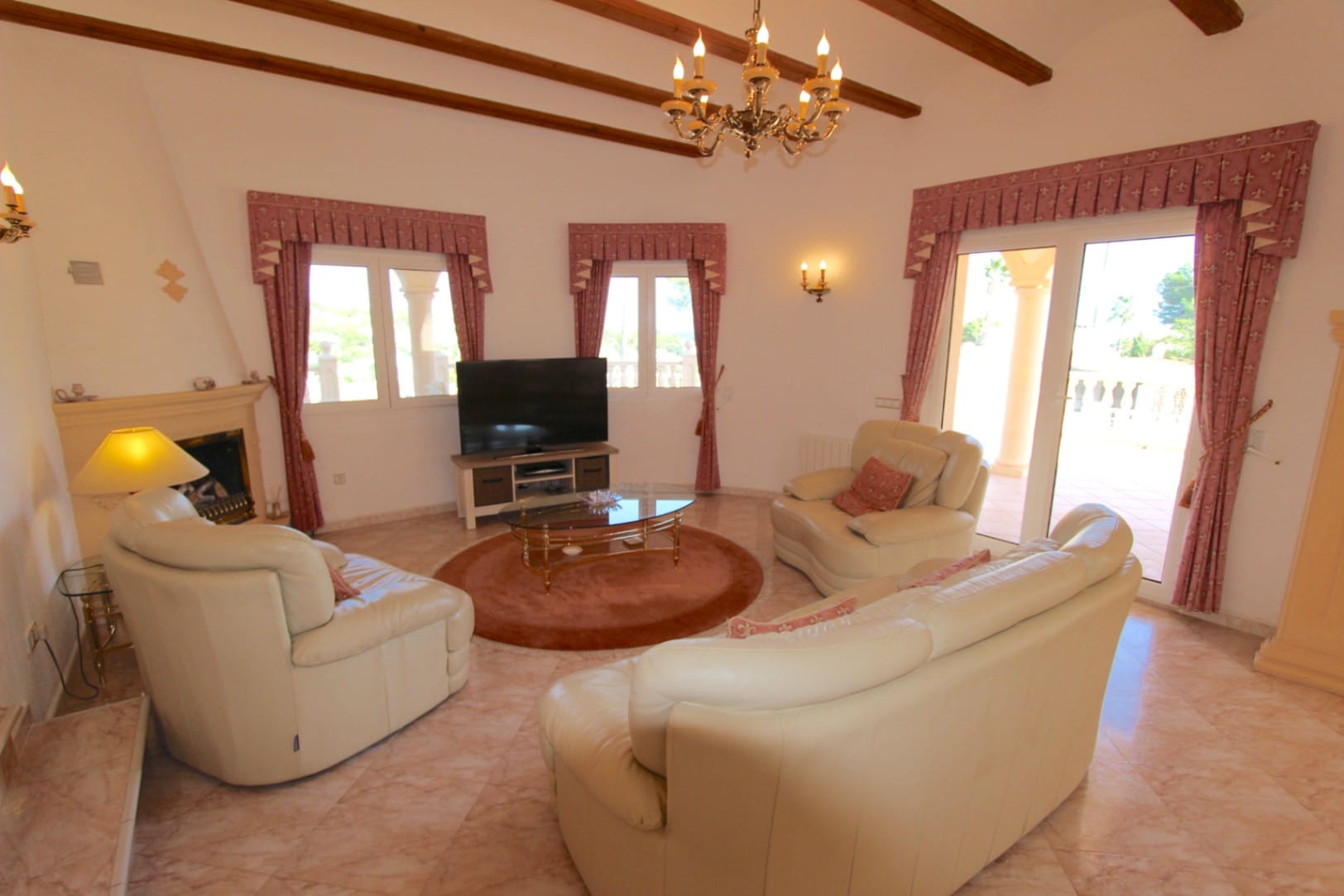 VILLA DE ESTILO MEDITERRANEO