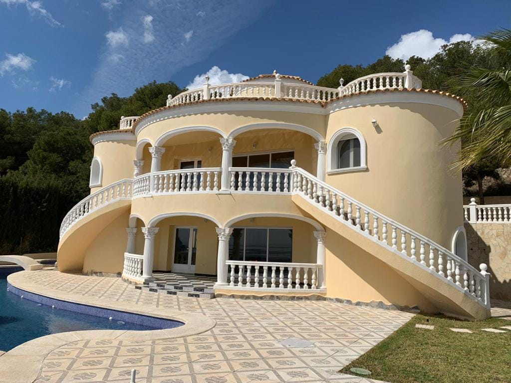VILLA CON IMPRESIONANTES VISTAS AL MAR Y A LA COSTA