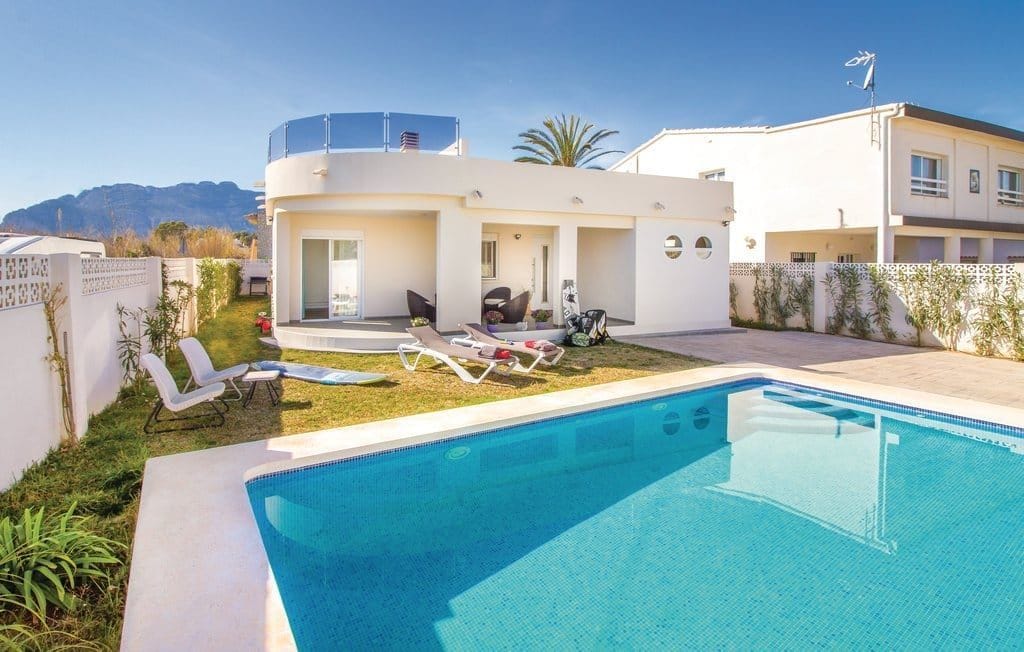 PRECIOSA VILLA MODERNA JUNTO AL MAR