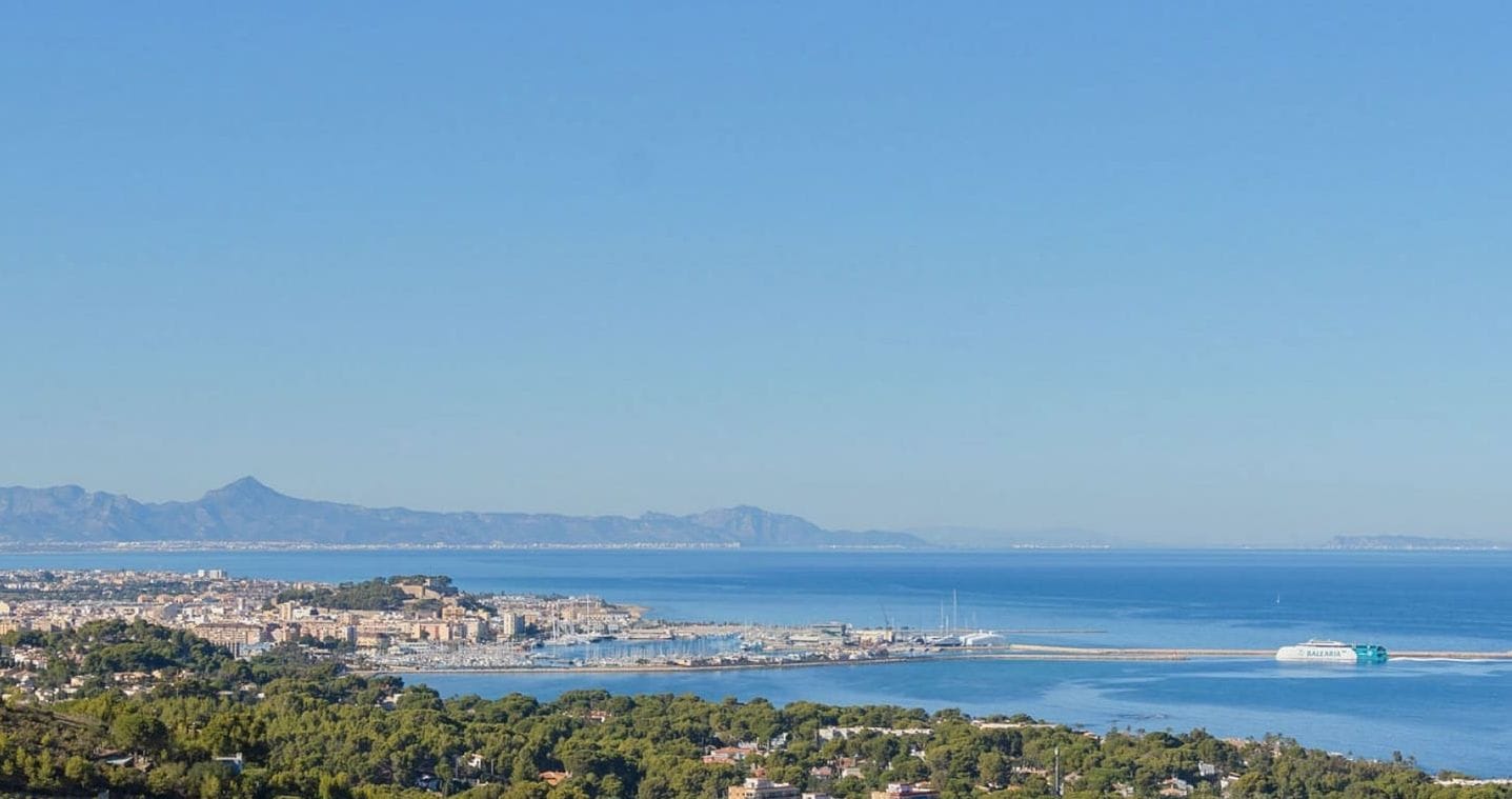 Exclusiva propiedad con vistas al mar y gran parcela en Las Rotas – Dénia