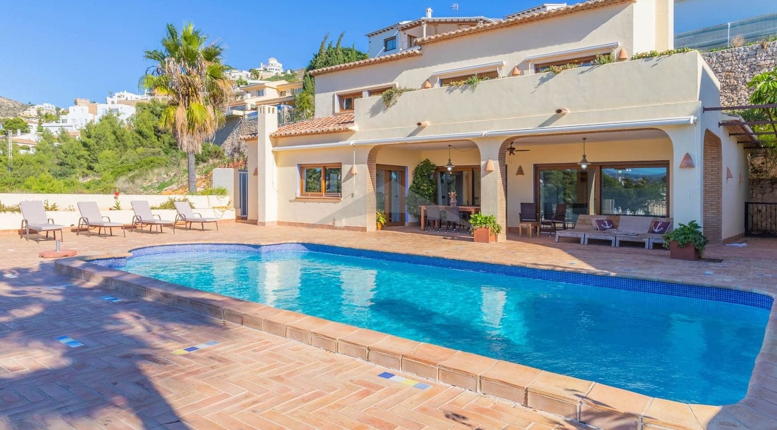 Extraordinair villa met zwembad en tuin, 4 slaapkamers.