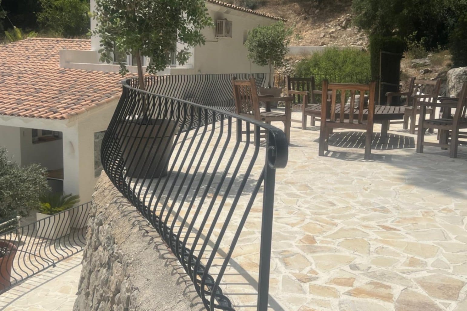 Ibizan villa mit großem Privatgrundstück und Meerblick zum Verkauf in Moraira.