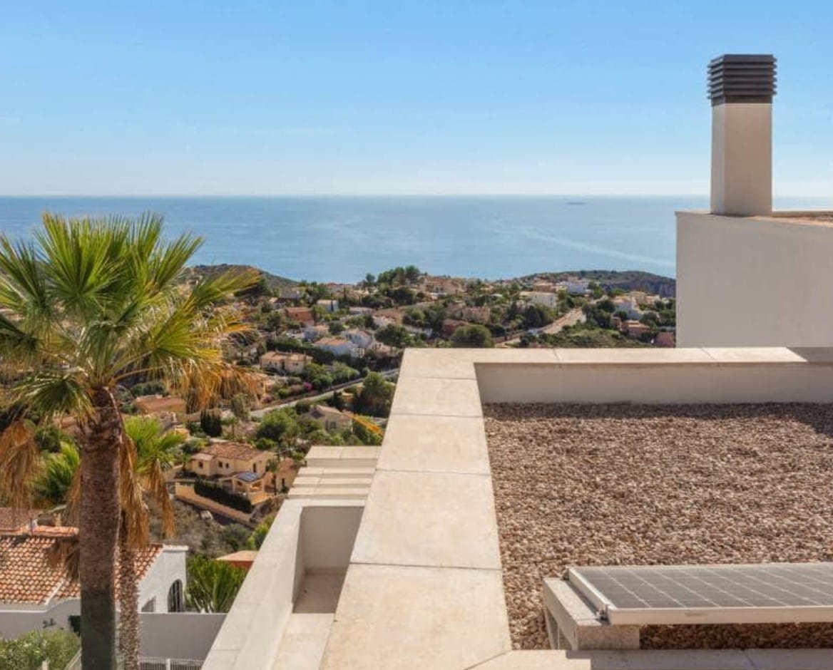 Villa de lujo con vistas panorámicas al mar en Moraira – diseño moderno, piscina climatizada