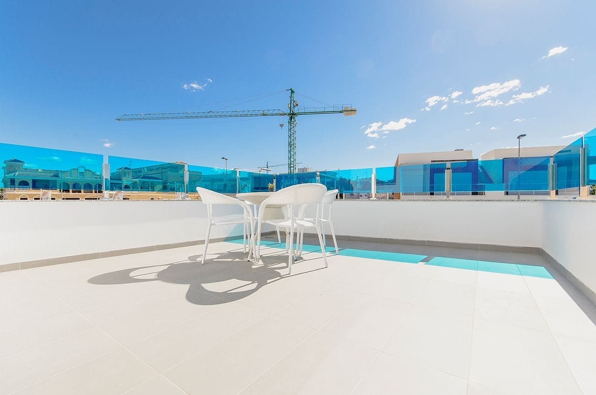 Chalet moderno con vistas al mar y a la montaña en Polop