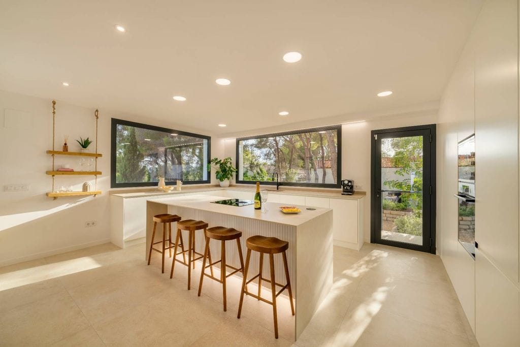 Exclusiva villa de estilo ibicenco en Altea con vistas al mar y piscina privada