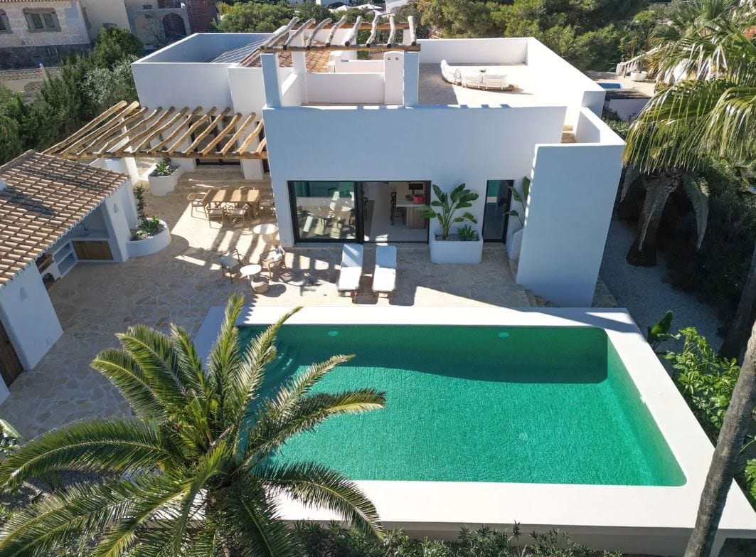 Villa de estilo Ibiza en una sola planta en Jávea – Balcón al Mar