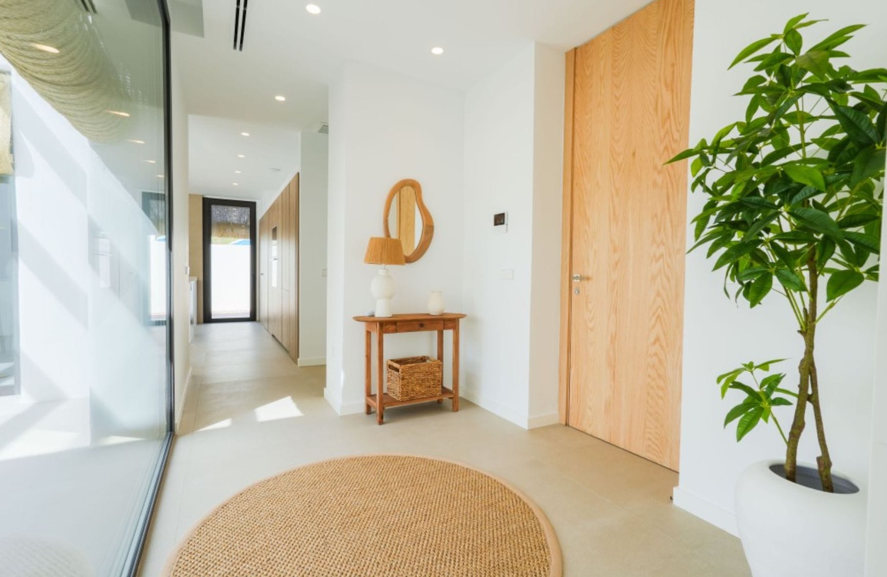 Villa ibicenca de obra nueva con vistas al mar en Moraira