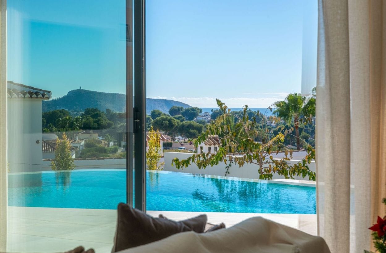 Espectacular villa de nueva construcción con vistas panorámicas al mar en Moraira