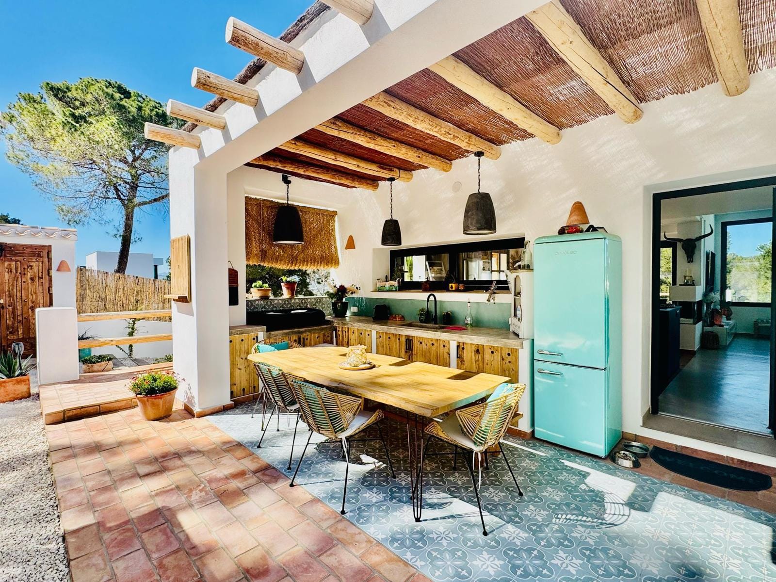 Exclusiva villa moderna en Jávea con vistas al mar y al Montgó