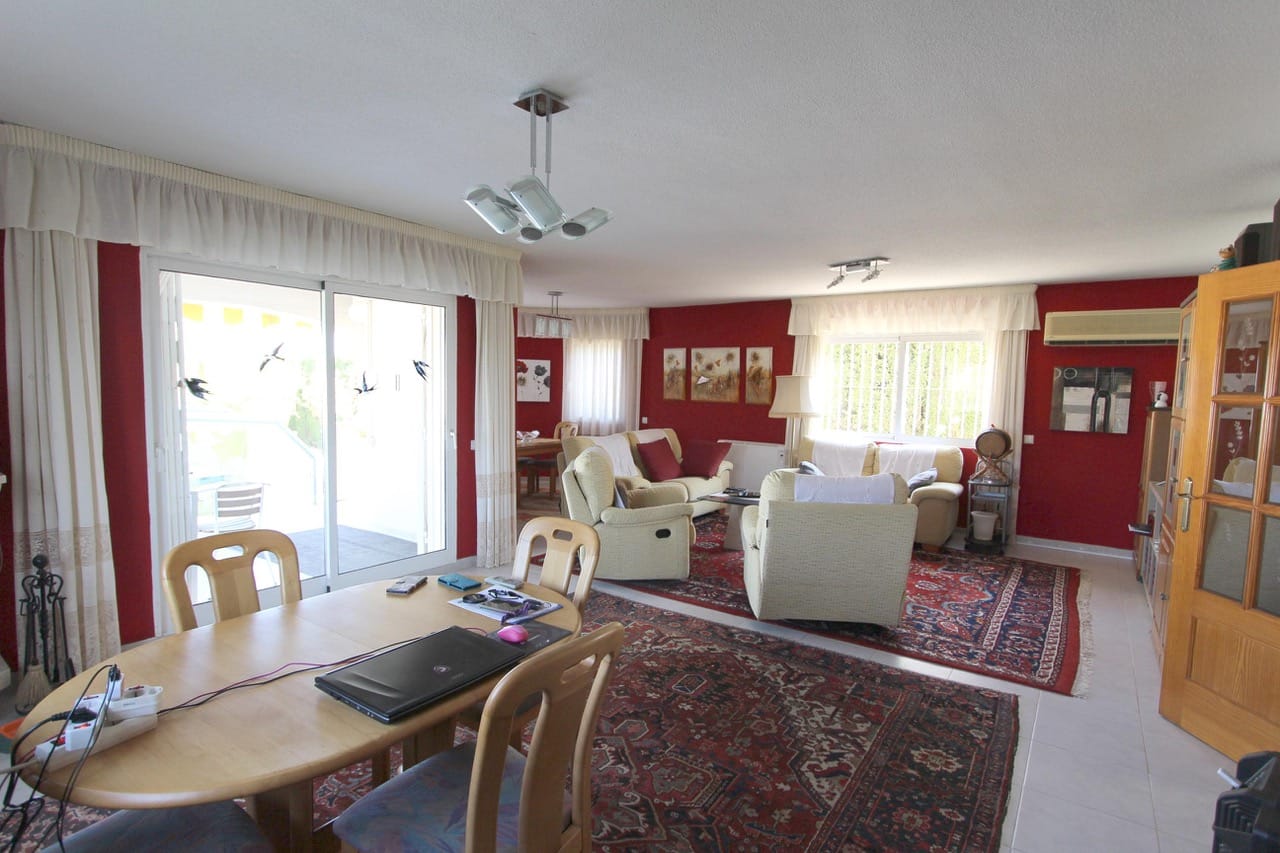 VILLA SPACIEUSE ET SPACIEUSE À CALPE