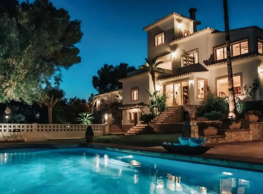 Impresionante Villa Mediterránea con Vistas Panorámicas al Mar de Jávea