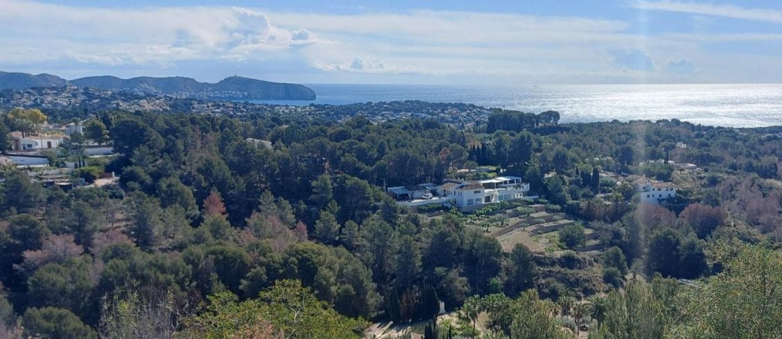 Exclusiva parcela con vistas panorámicas al mar en Benisa