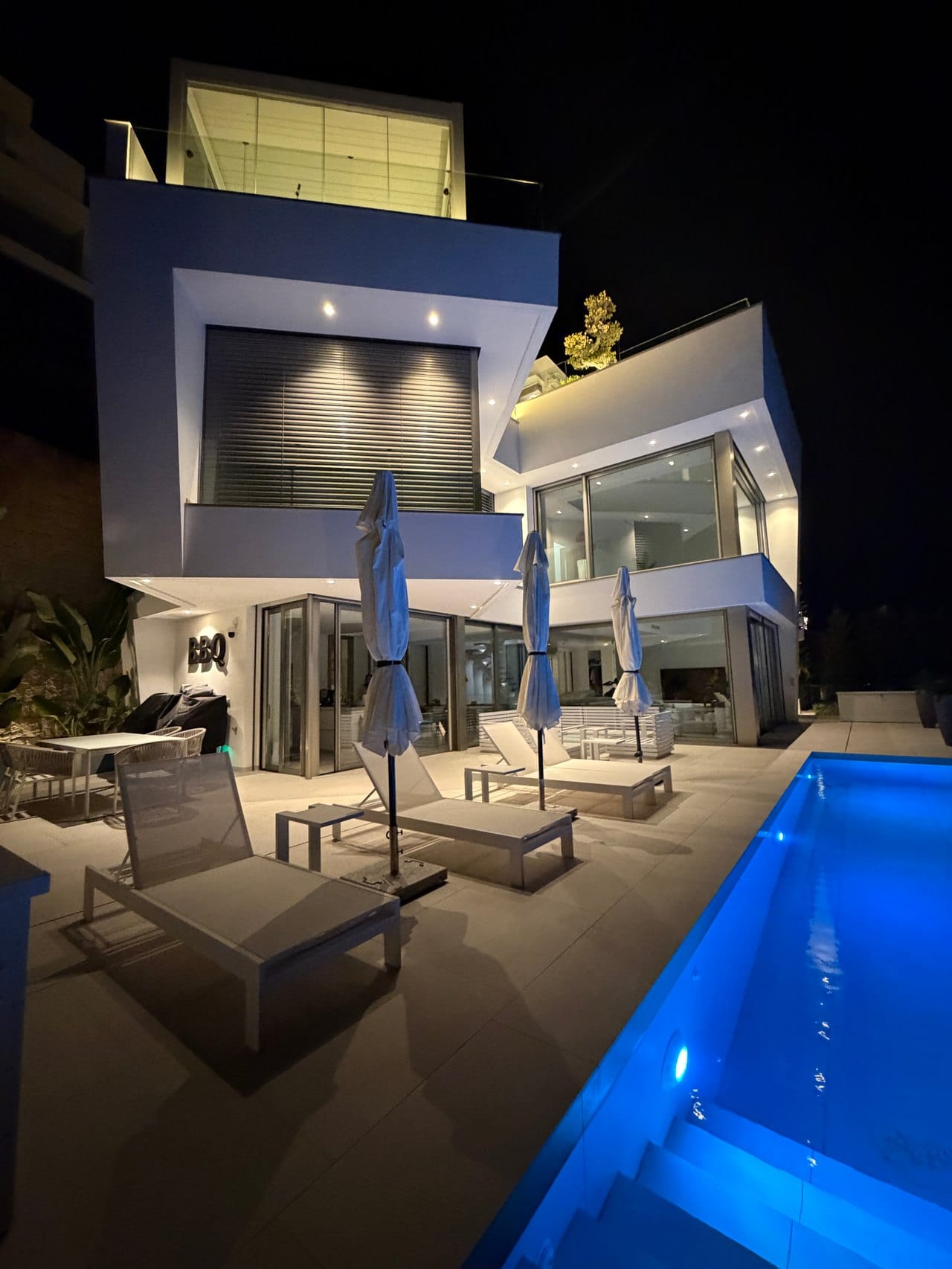 Espectacular villa de lujo con vistas al mar en Moraira, terrazas panorámicas, piscina infinity y azotea wellness