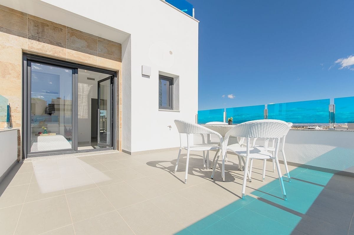 Chalet moderno con vistas al mar y a la montaña en Polop