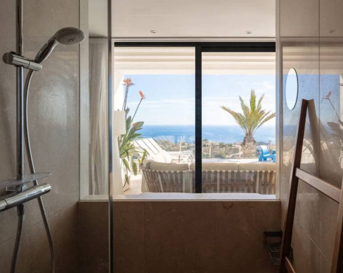 Villa de lujo con vistas panorámicas al mar en Moraira – diseño moderno, piscina climatizada