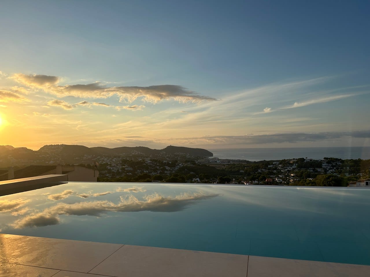 Espectacular villa de lujo con vistas al mar en Moraira, terrazas panorámicas, piscina infinity y azotea wellness