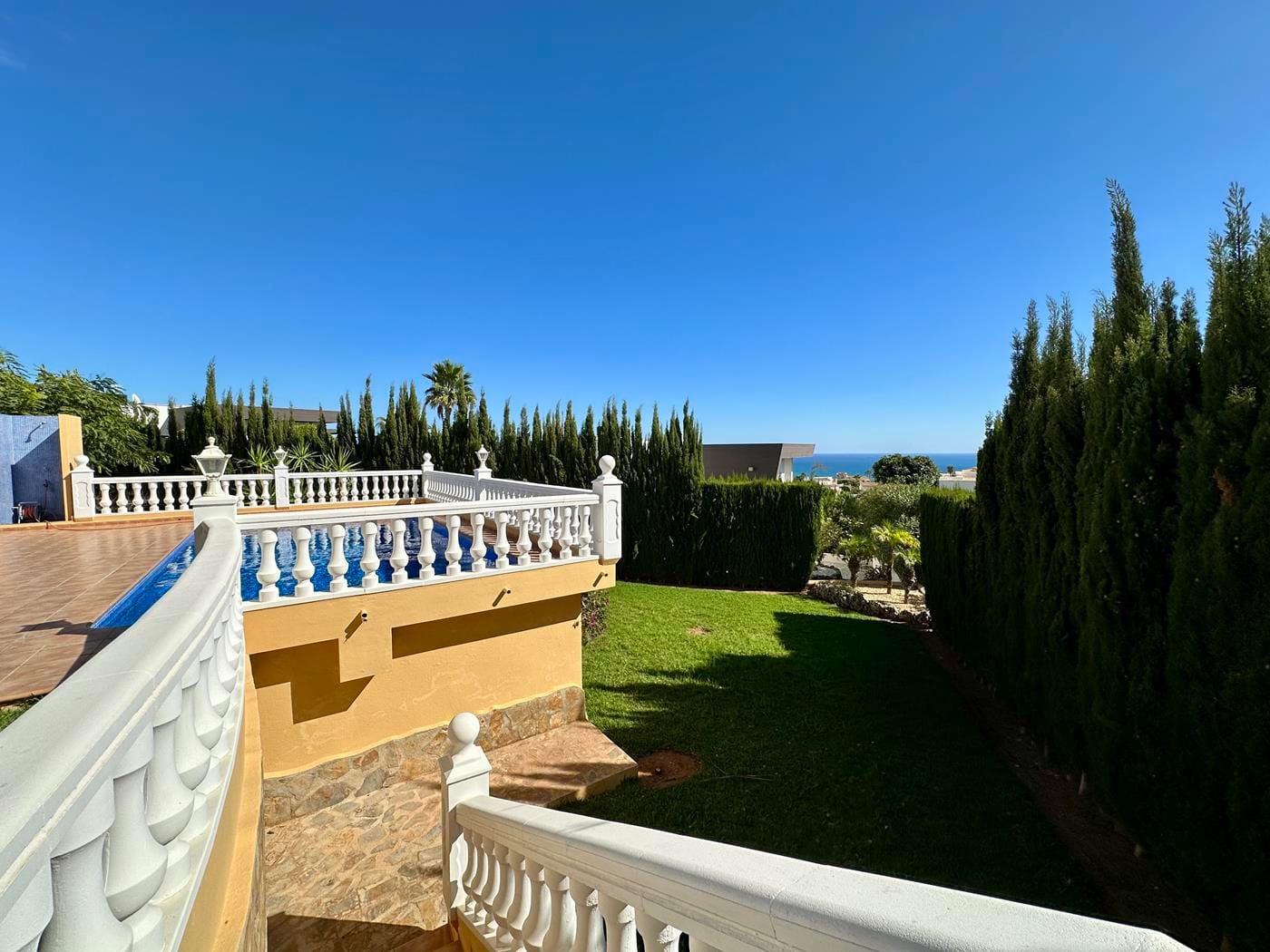 Villa con jardín, piscina privada y vistas al mar en Cumbre del Sol