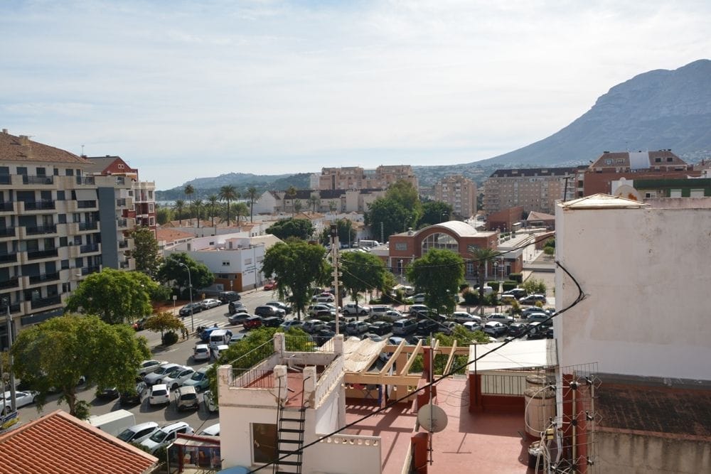 Bel appartement en duplex très bien distribué avec de belles vues sur la mer et le Montgo,