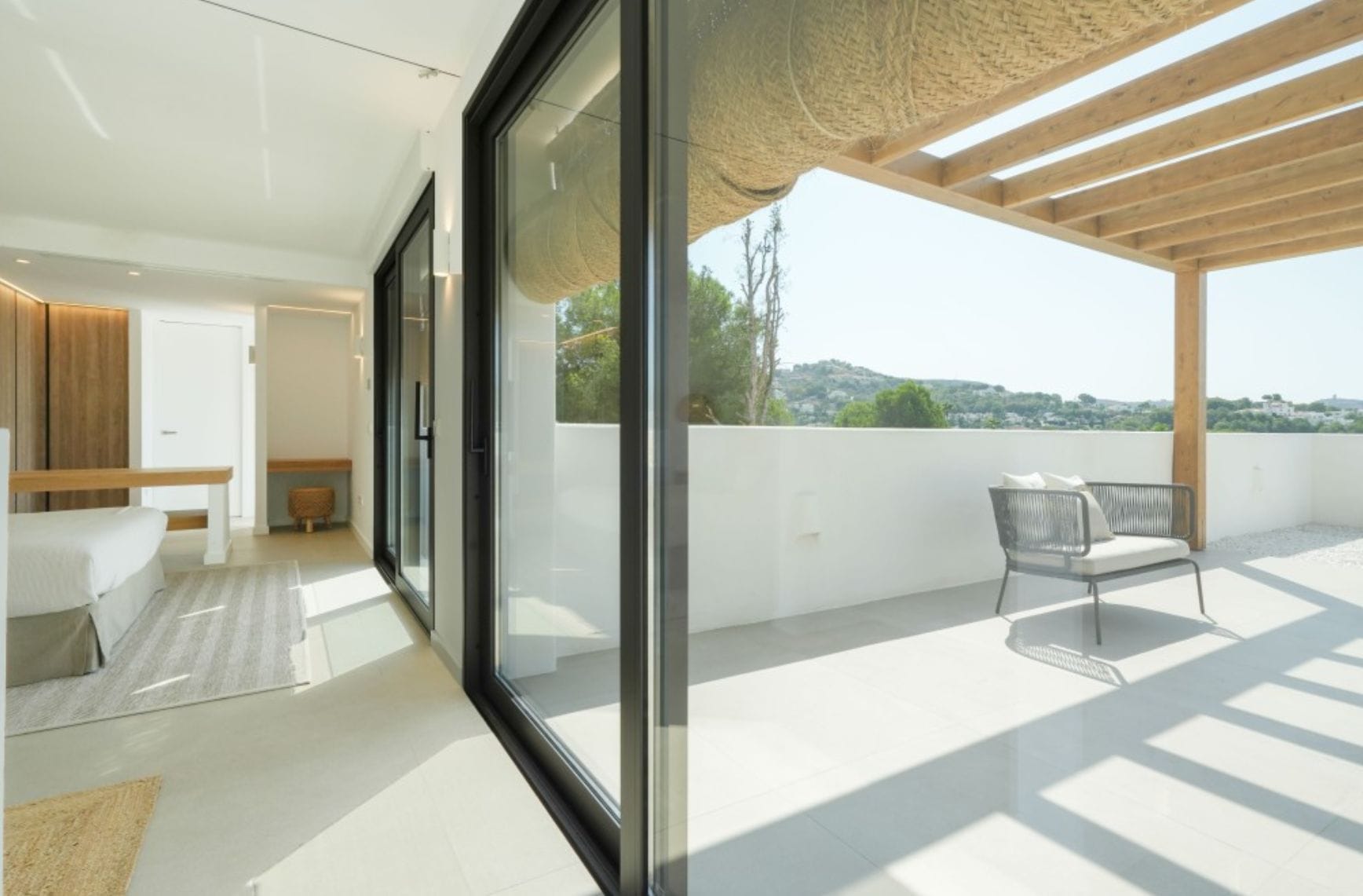 Villa ibicenca de obra nueva con vistas al mar en Moraira