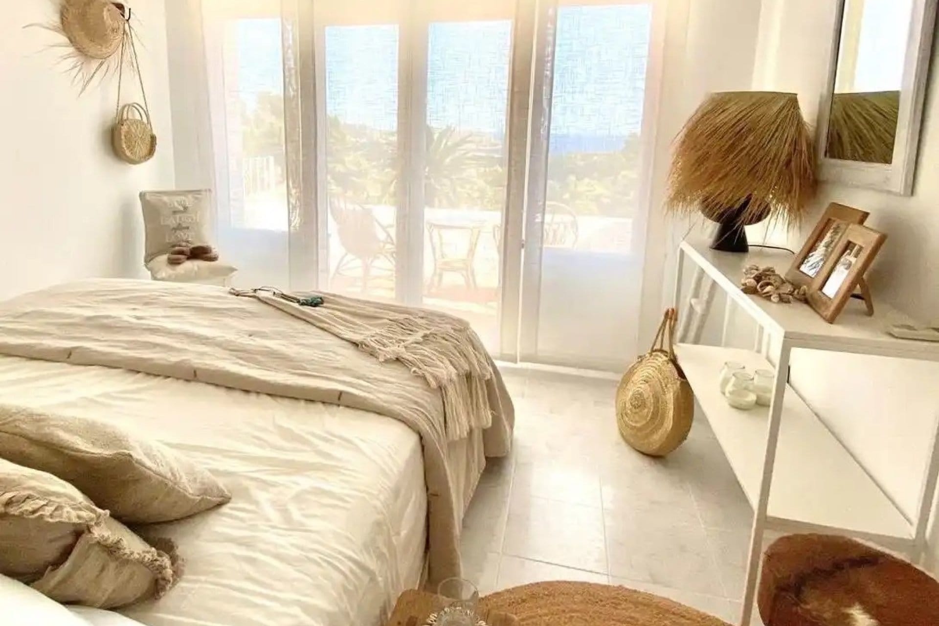 Ibizan villa mit großem Privatgrundstück und Meerblick zum Verkauf in Moraira.