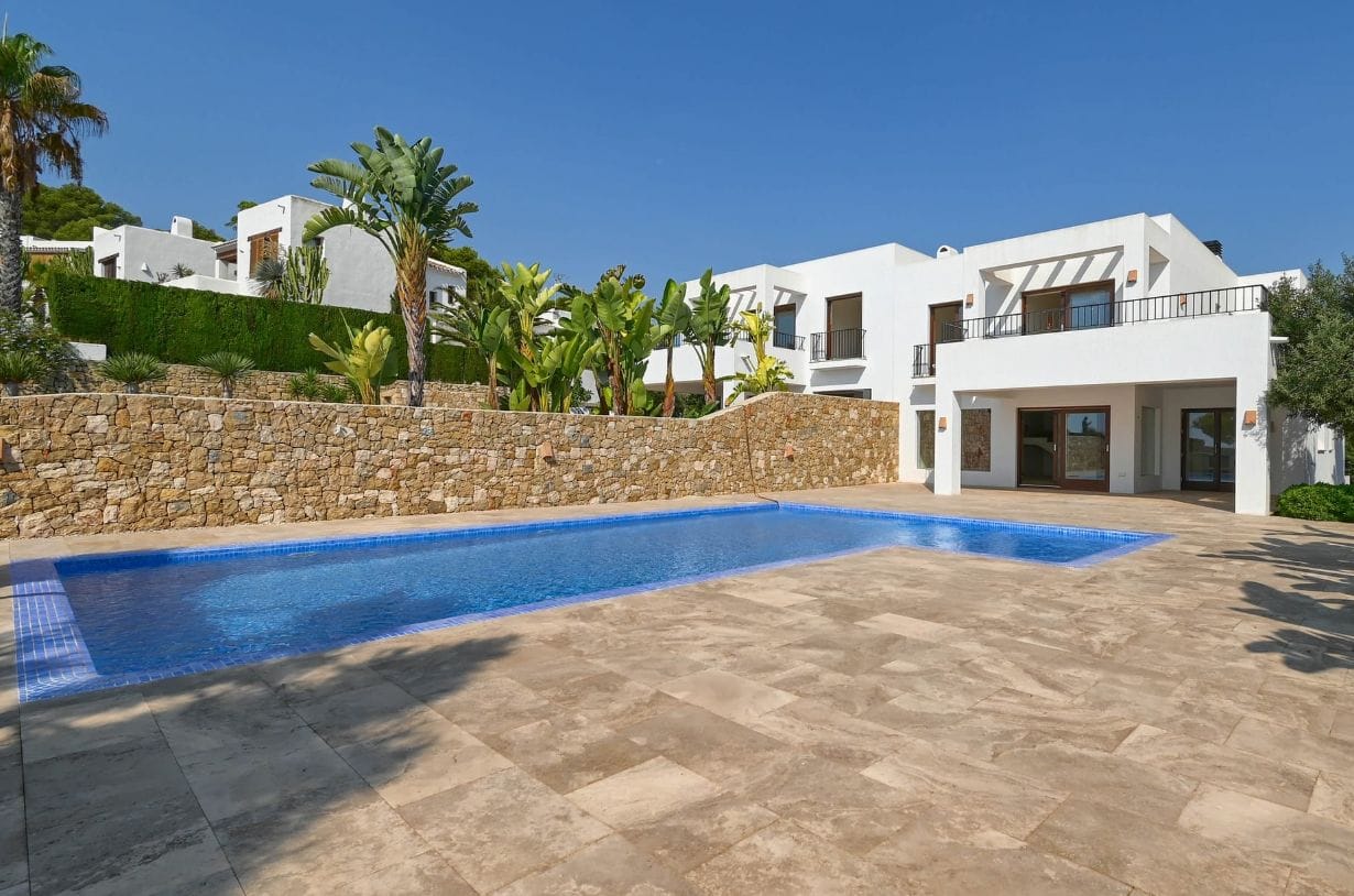 Exclusiva Villa Mediterránea Reformada con Vistas al Mar en Moraira