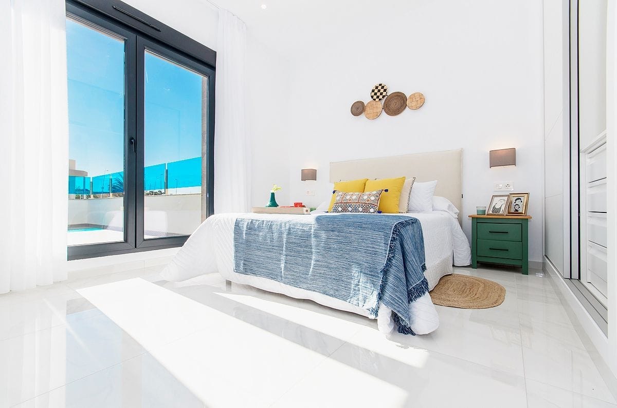 Chalet moderno con vistas al mar y a la montaña en Polop